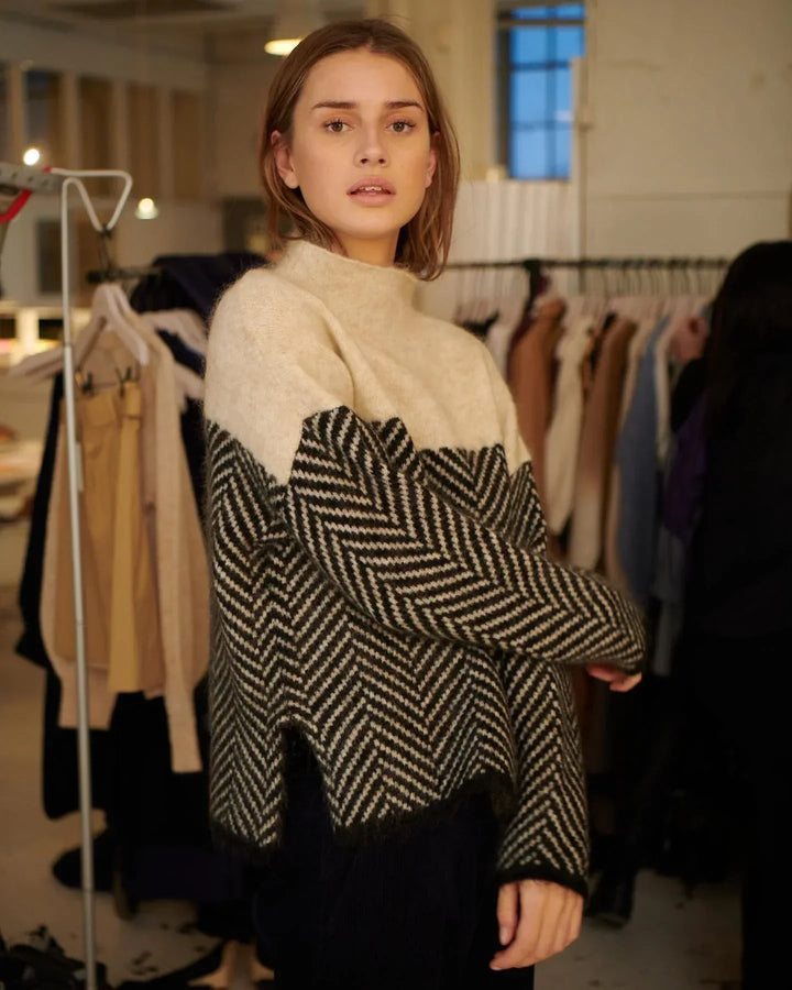 Gabriela | Damski Sweter Golf Dwukolorowy Wzór Jodełki Knitwear